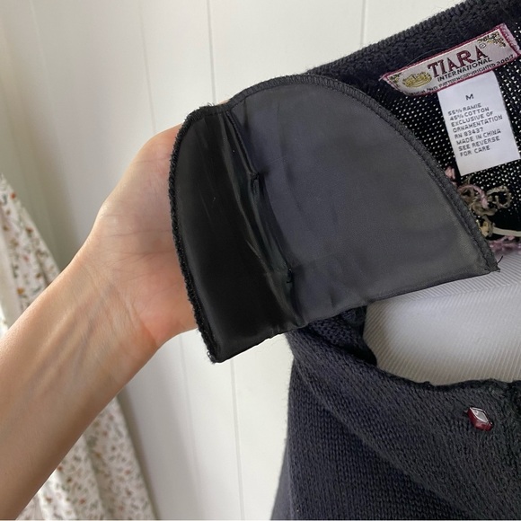 VTG Tierra International Sweater Black Embroidered Floral Knit Cardigan Size M - Picture 13 of 14